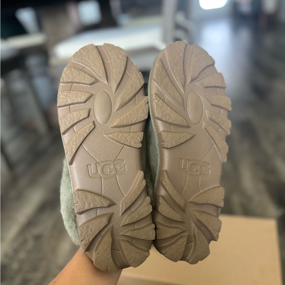 New UGG Women's Burnt Olive Shearling Clogs - Picture 6 of 7